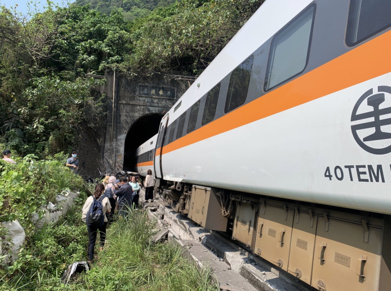 台鐵408次太魯閣號列車4月2日在清水隧道發生出軌，造成51死、187傷的重大意外。   圖 : 中央災害應變中心提供