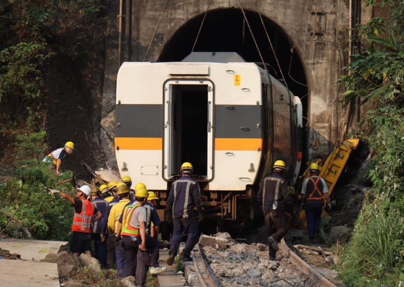 台鐵太魯閣號408次列車在花蓮清水隧道發生重大意外，釀50人死亡、202人受傷的慘劇。   圖：翻攝自林佳龍臉書