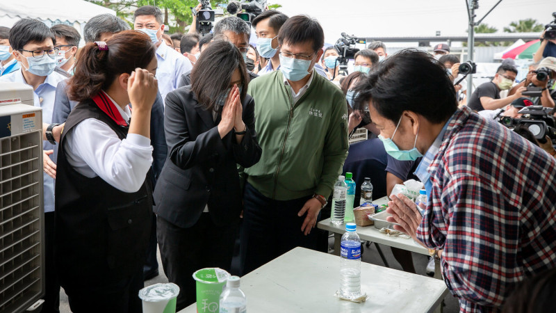 蔡英文赴花蓮市立殯儀館向家屬致意說抱歉，允諾政府會全力協助。   圖：總統府/提供