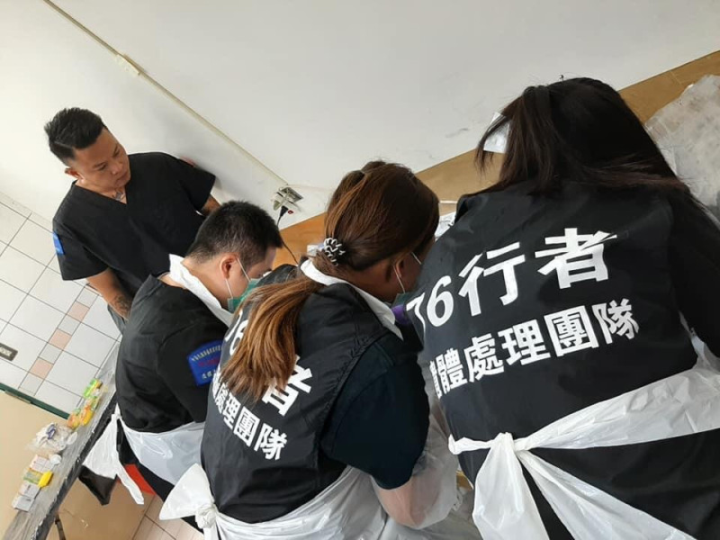 76行者遺體修復團隊召集人陳修將（左）與團隊。   圖 : 翻攝自陳修將個人臉書