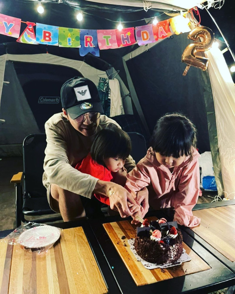 江宏傑在Instagram上PO出一家露營慶生的溫馨照片，可惜的是照片中三缺一，不見福原愛身影。   圖：翻攝自江宏傑Instagram