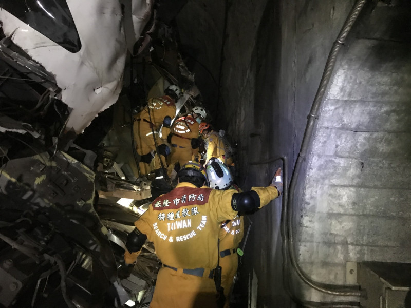 台鐵408次太魯閣號遭工程車撞擊發生出軌意外，救難人員現場搜救。   圖：基隆搜救隊 / 提供