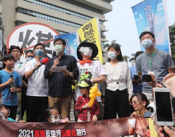 高雄市長陳其邁今（4）日在「高雄反空污抗暖化遊行」出發前現場致詞。   圖 : 高雄市政府 / 堤供