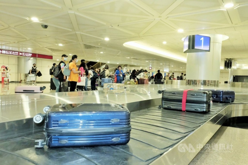 桃園國際機場國境單位表示，行李轉盤事前會進行清潔消毒，旅客在領取行李後通過海關專檯出關。   圖/中央社