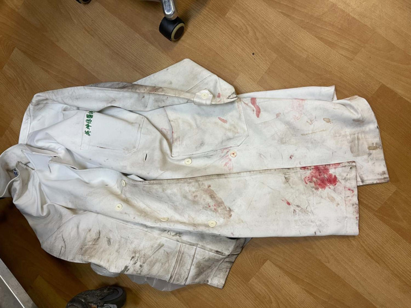 吳坤佶醫師染上傷患血跡的白袍，上還繡著吳坤佶醫師的名字。   圖：翻攝自花蓮慈濟醫院 臉書專頁