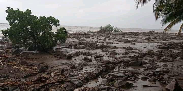 熱帶氣旋塞洛亞（Seroja）襲擊，印尼、東帝汶等地區遭受狂風豪雨，災情相當慘重。   圖：翻攝自Badan Nasional Penanggulangan Bencana臉書