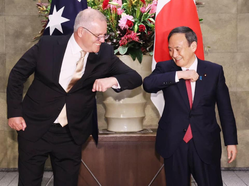 抗中立場堅定的澳洲總理莫里森（左）2020年11月訪問日本，與日本首相菅義偉達成多項合作協議。   圖：翻攝自日本首相官邸臉書