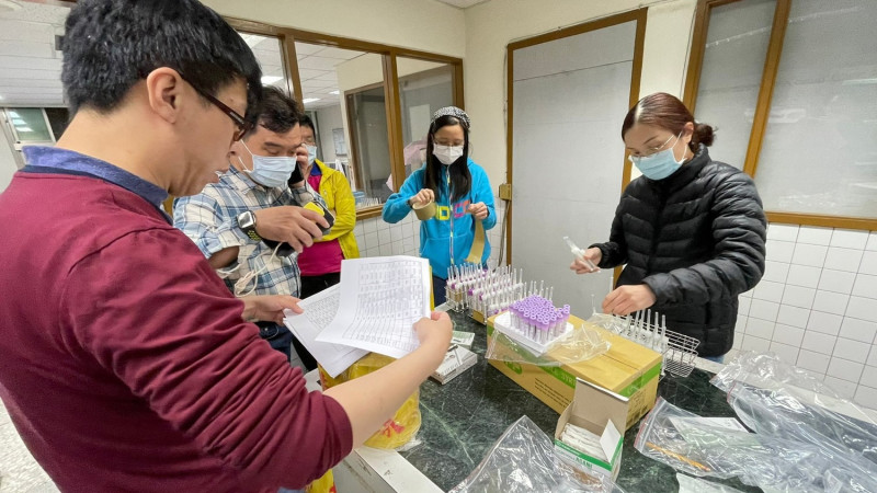 防疫人員整備物資。   圖：新北市動保處提供