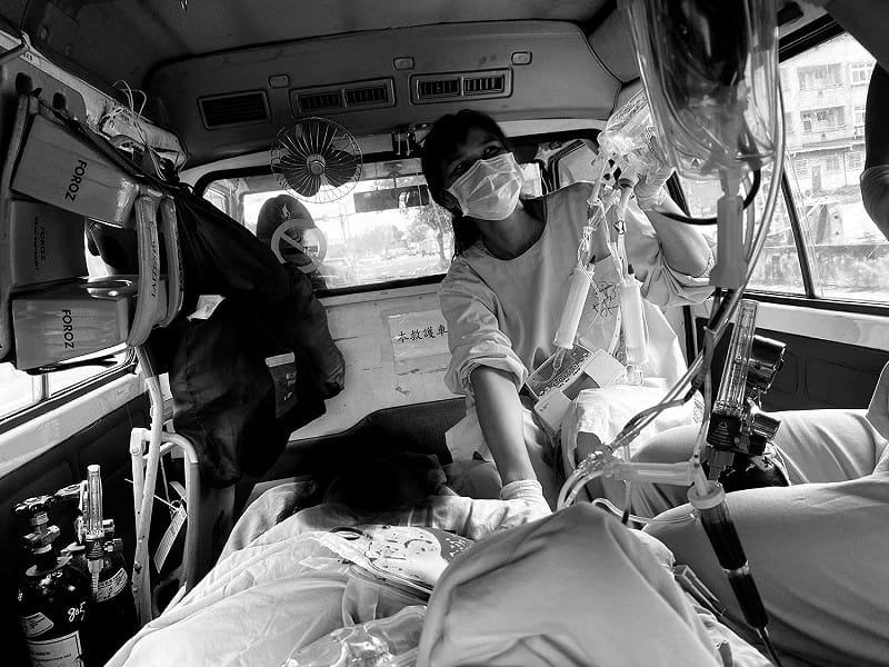 筆名「主動脈」的花蓮慈濟醫院麻醉及疼痛科醫師，發表文章〈今夜適合飲酒〉，內容陳述他至醫院搶治台鐵405太魯閣號事故傷患的過程和心聲，讓萬名粉絲落淚按讚支持。   圖：翻攝自「麻醉醫師靈魂所在的地方」粉絲專頁