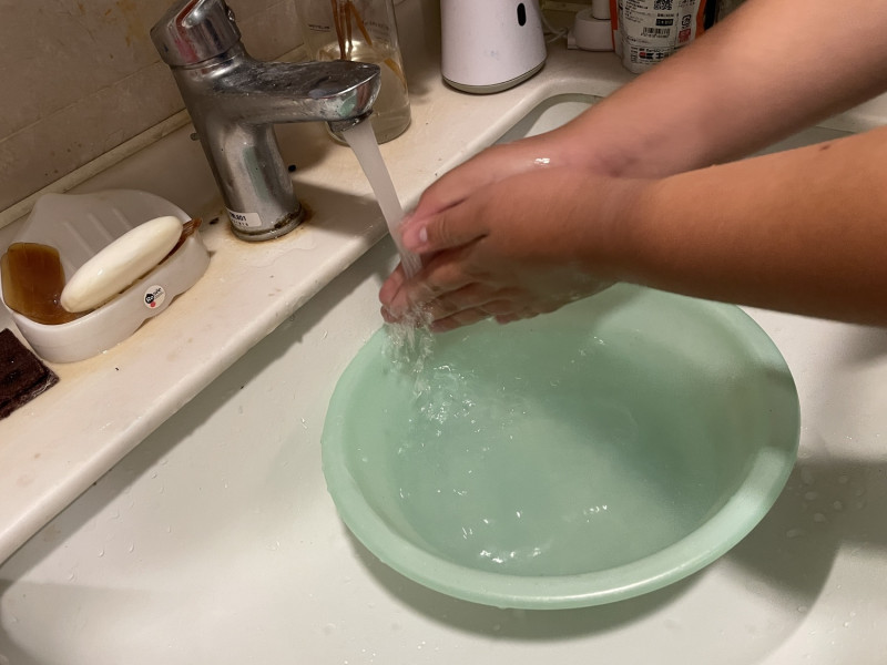 洗手水接進臉盆可用來澆花沖馬桶。   豐邑機構/提供