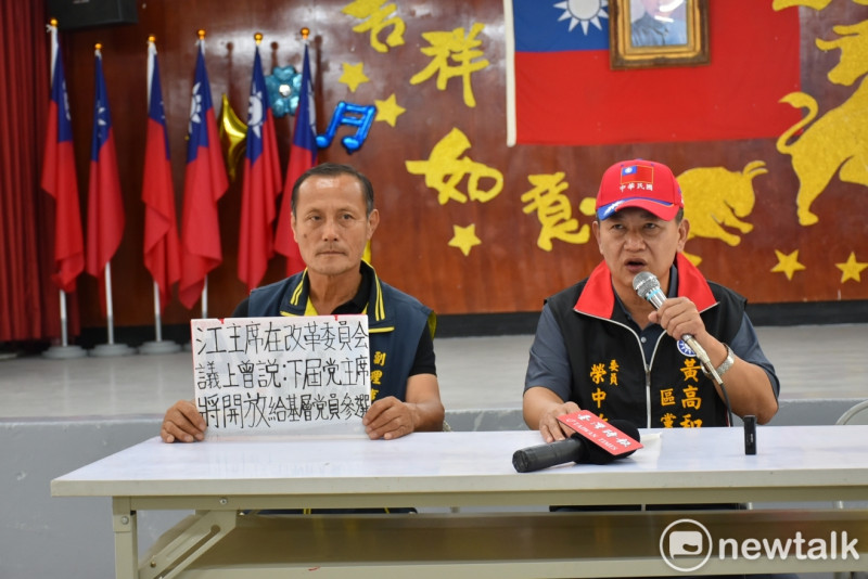 宣布參選國民黨主席的榮中竹(右)，要求江啟臣兌現承諾。   圖：孫家銘/攝