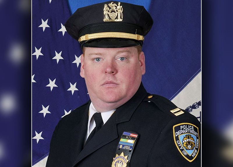 紐約市第107分局局長、副督察穆蘭尼5日下午在一輛員警內飲彈自盡。   圖 : 翻攝自警局資料