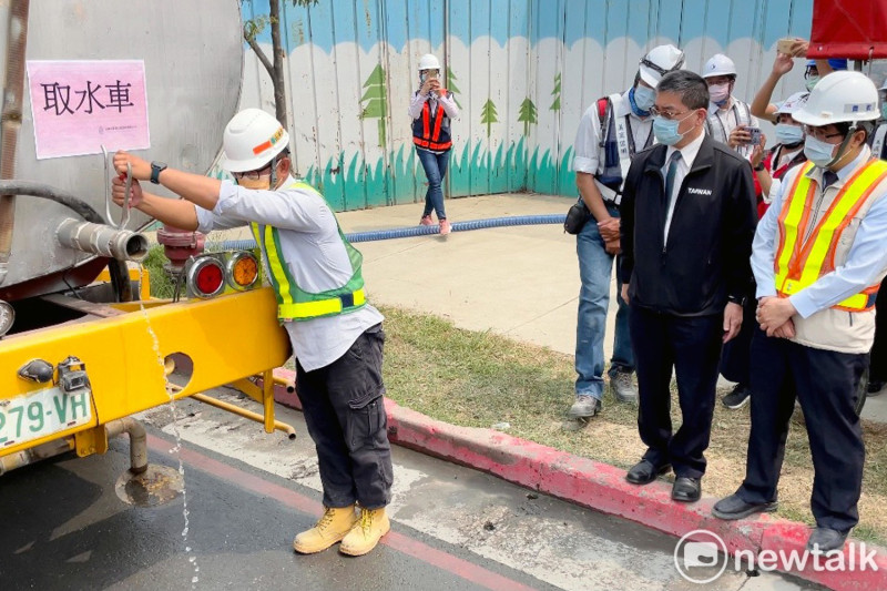 內政部長徐國勇（右二）及台南市長黃偉哲（右）視察即將完工並供水的永康水資源回收中心及再生水廠新建工程。   圖：黃博郎／攝