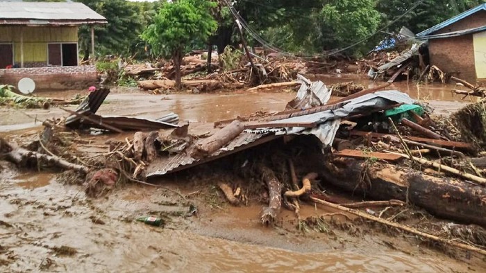 受到熱帶氣旋塞洛亞 (Seroja) 的影響，截至5日晚間，該國東努沙登加拉省4日發生的洪災已造成128人死亡、72人失蹤，還有8424人因災情避難。   圖 : 翻攝自海外網