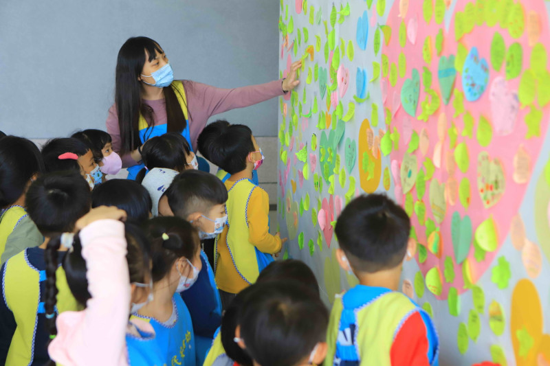 民安國小設置「民安有愛牆」，提供全校師生表達對傷亡者的集氣祝福或對救難人員的感謝。   圖：新北市教育局提供