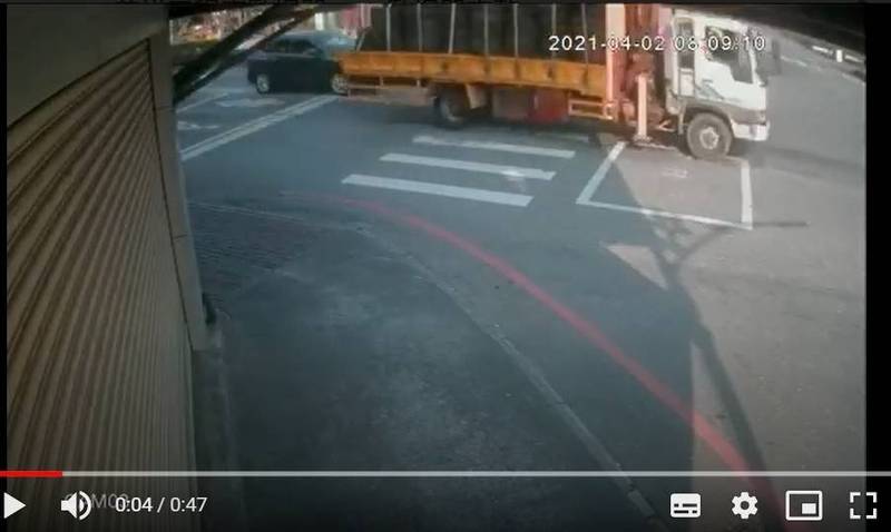 根據監視器畫面，李義祥駕駛著載滿廢輪胎的吊卡車前往工地。   圖：翻攝監視器畫面