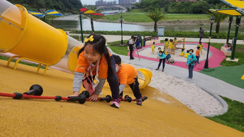 灣潭兒童遊戲場的攀爬區，讓小朋友充份運動。   圖：新北市高灘地工程管理處提供