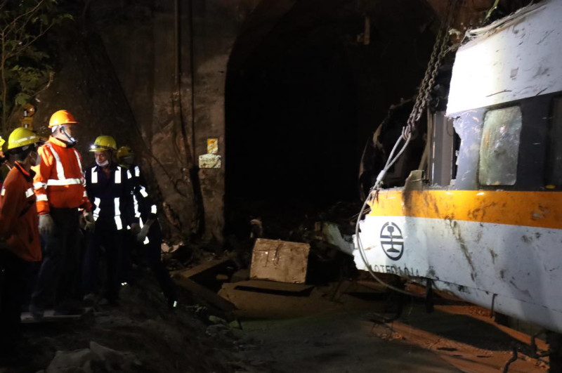 台鐵出動上百名搶修人員，終於在6日深夜把太魯閣號第8車廂在拖出清水隧道。   圖：翻攝自林佳龍臉書