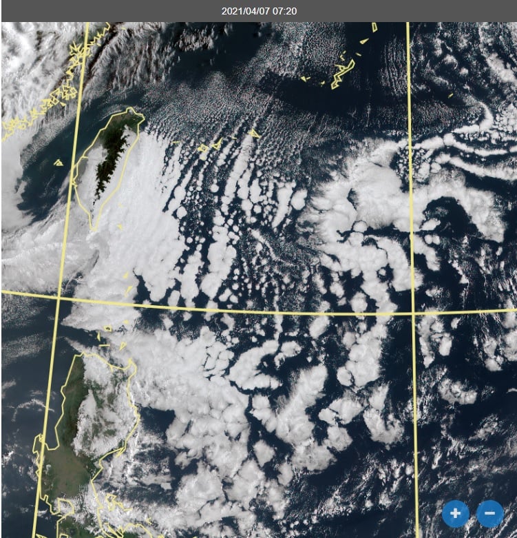 中央氣象局長鄭明典表示，對流雲季節到了。   圖：翻攝自鄭明典臉書