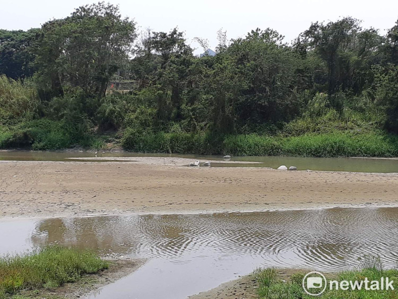 久旱不雨，八掌溪出現罕見的大片沙洲。   圖：蔡坤龍/攝