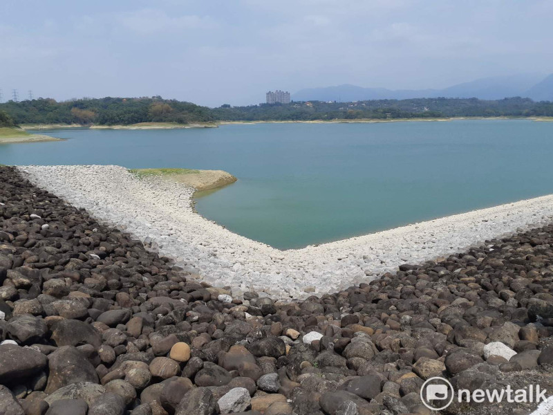 久旱不雨，嘉義縣仁義潭水庫僅剩26.3％蓄水量。   圖：蔡坤龍/攝