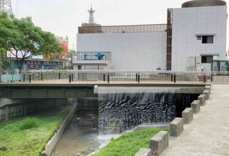 鴨母港溝景觀瀑布及補注水處理及設置控制閘門。   圖：新北市水利局提供