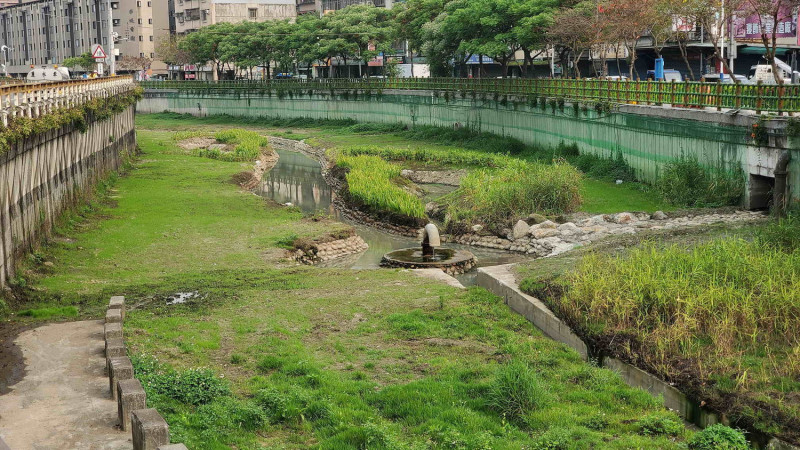 河道兩側及堤壁種植炮仗花、馬櫻丹、薜荔等相關蔓藤類植栽。   圖：新北市水利局提供