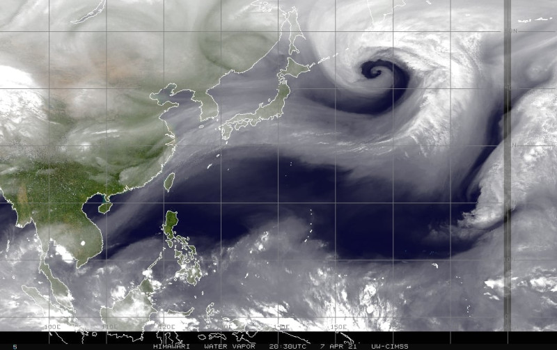 氣象局長鄭明典8日一早在臉書表示．今天有股高層水氣通過台灣上空，有下雨機會。   圖：翻攝自鄭明典臉書/CIMSS