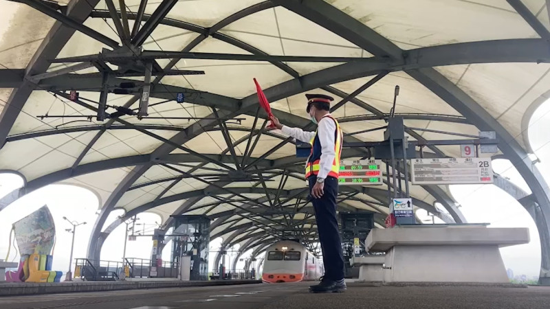 台鐵今日全線火車在太魯閣號事故發生時間9:28鳴笛5秒悼念2殉職司機。   圖：擷取自台鐵影片