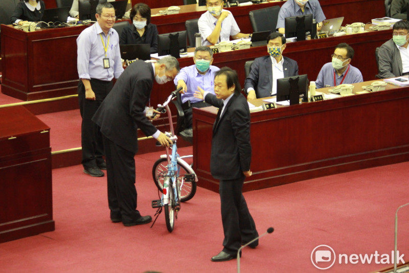 民進黨台北市議員王世堅今贈送台北市長柯文哲一台腳踏車，還在車架上刻「市長不難、專心市政而已」。   圖：周煊惠 / 攝