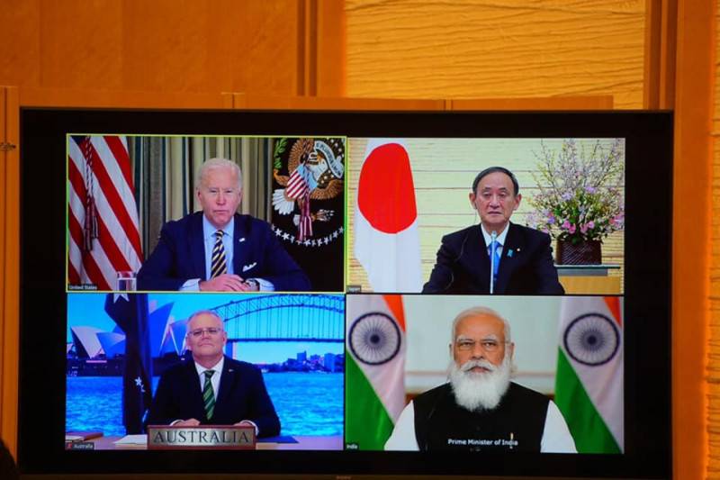 美國總統拜登（Joe Biden）曾於3月12日線上主持四方會議，偕同日本、印度、澳洲等國元首談論涉及雙方共同利益並得以合作的領域，議程著重於成立疫苗專家團隊、氣候問題團隊和關鍵與新興科技團隊。   圖 : 翻攝自菅義偉臉書