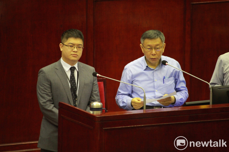 台北市長柯文哲（右）、悠遊卡公司總經理邱昱凱（左）。   圖：周煊惠 / 攝