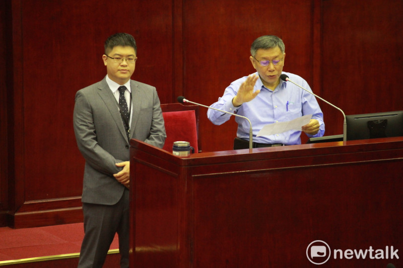 台北市長柯文哲（右）、悠遊卡公司總經理邱昱凱（左）。   圖：周煊惠 / 攝