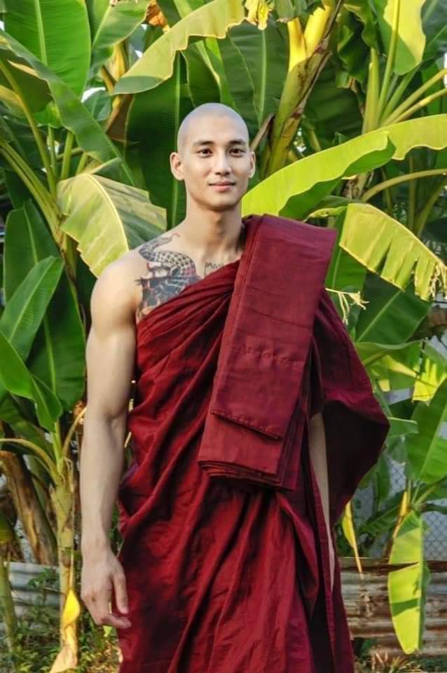 Paing Takhon在今年元旦發願剃髮修行10天，照片曝光後被外界封為「地表最帥和尚」。   圖：翻攝自臉書