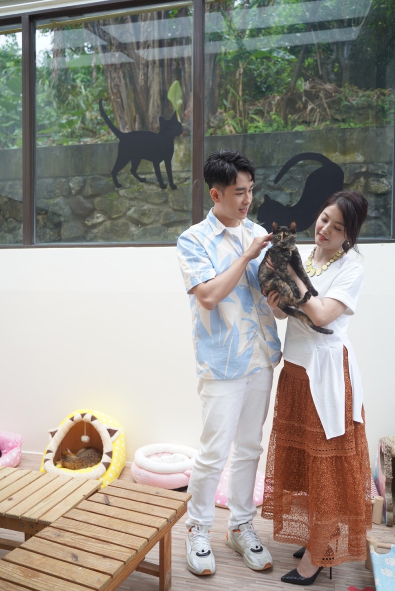 藝人王樂妍和陳謙文一同參與猴硐貓公所籌備處點燈儀式。   圖：新北市動保處提供