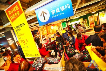 被中國抵制的IKEA日前推出上海徐匯店的清倉促銷活動，店內人山人海，彼時說「抵制」的氣燄不再。   圖 : 翻攝自《新聞晨報》微博