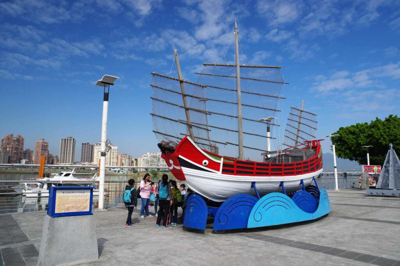 大稻埕碼頭一進水門即可看到色彩鮮豔的唐山帆船。   圖：台北水利處／提供