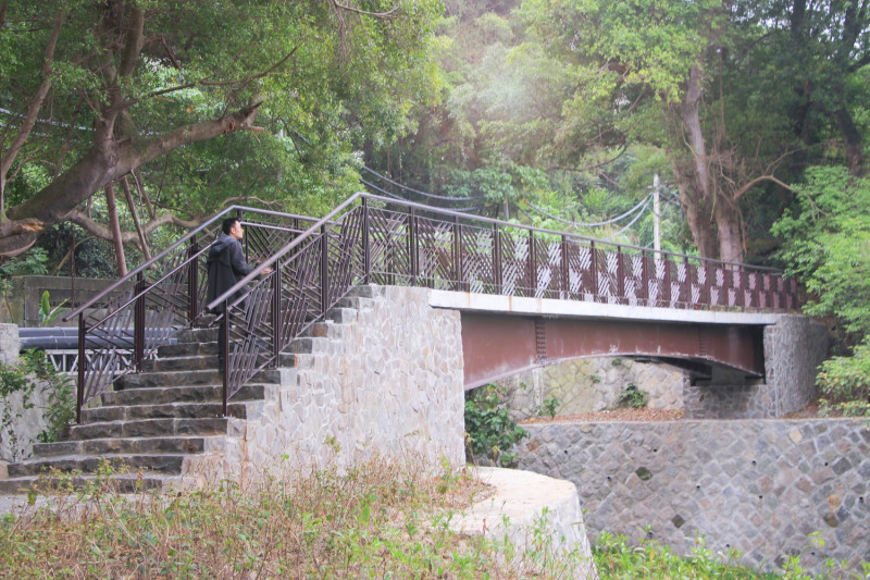 越溪觀景橋可供通行及遠眺硫磺谷的地景。   圖：台北大地處／提供