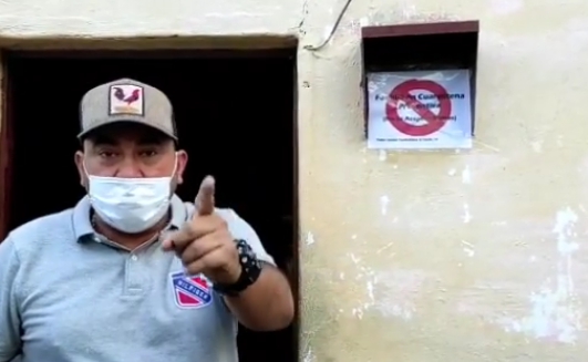 委國中部亞拉奎州瓜馬市的市長杜克（Luis Adrian Duque）7日在社群平台Instagram上發布影片，宣布將在潛在感染者的住房貼上隔離標誌，作為封城政策的一部分。   圖 : 翻攝自杜克官方Instagram
