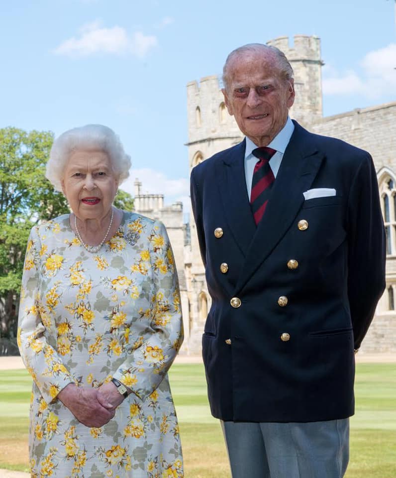 女王伊莉莎白二世與夫婿菲立普親王站在溫莎城堡內庭院合影，   圖：翻攝英國王室臉書