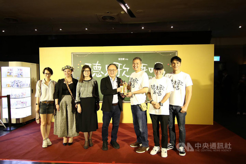 高雄市副市長史哲（中）指出，電影「聽見歌 再唱」是最原聲的台灣原創IP電影，也是高雄人支持投資的電影，片中有9成在高雄取景，鼓勵民眾進場觀影。   圖/中央社
