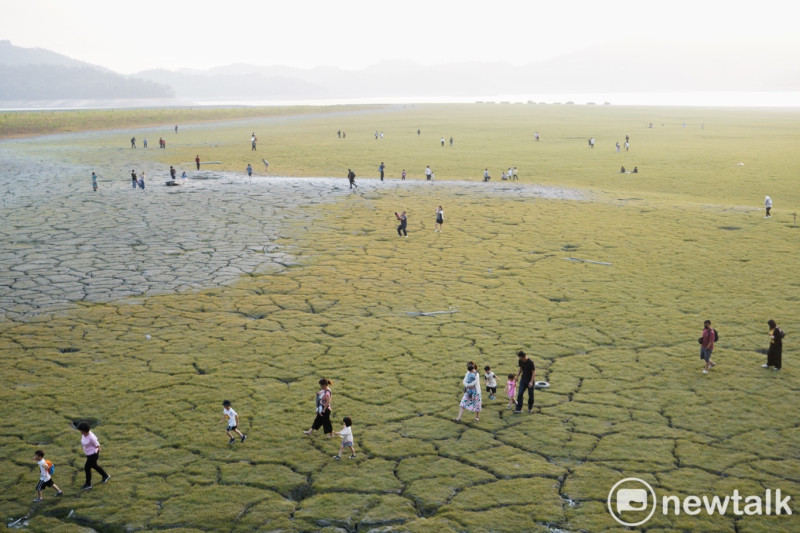 遊客們在日月潭大竹湖進水口附近湖底拍網美照、遊玩或是看夕陽，現場超歡樂、場面超現場！   圖：張良一/攝