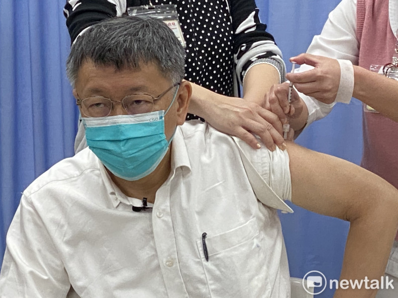 台北市長柯文哲施打AZ疫苗。   圖：周煊惠 / 攝