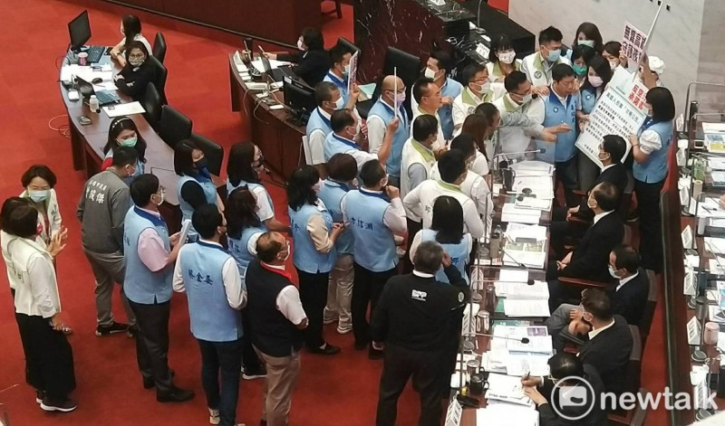 國民黨團議員要求陳其邁在反空污承諾書上簽字。   圖：孫家銘/攝