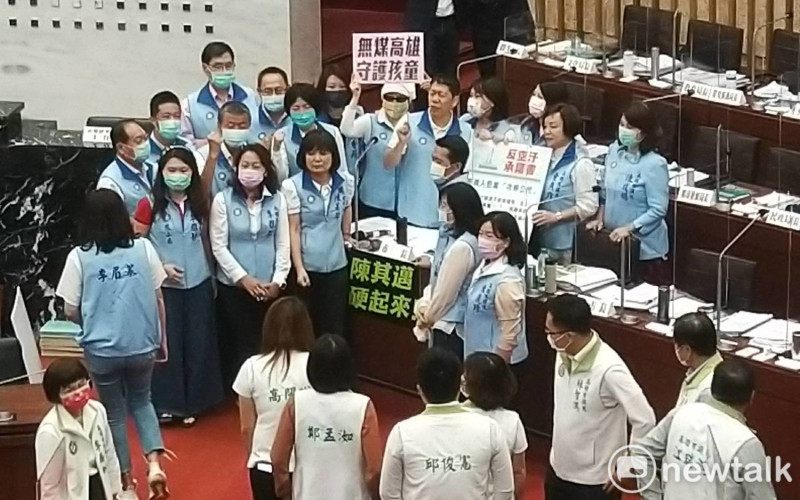 國民黨團議員在陳其邁座位上喊口號。   圖：孫家銘/攝