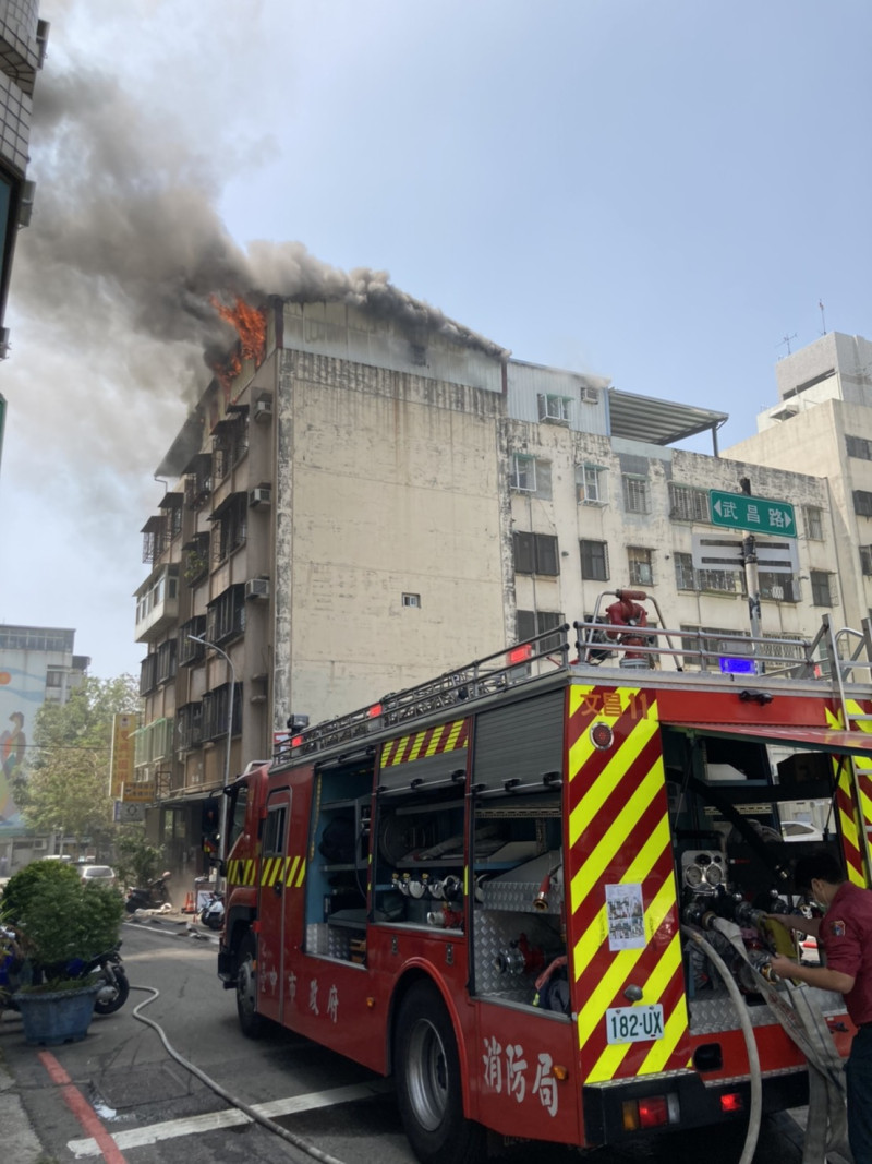 台中市陝西東五街發生頂樓加蓋火警，奪走一條人命。   圖：台中市消防局/提供