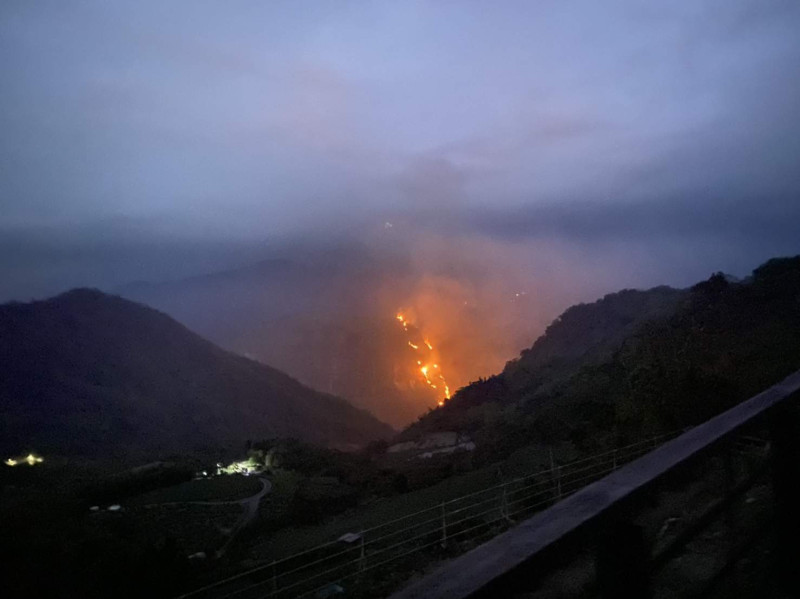 阿里山象山一帶10日晚間又發生山林火警，燒出一條「火龍」。   圖：嘉義縣消防局/提供