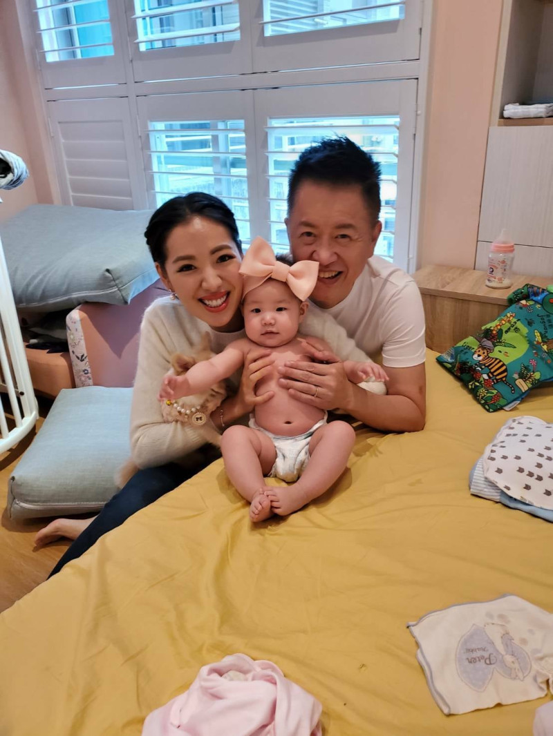 劉伊心和老虎牙子CEO林志隆育有一女「牙子」，日前她公開懷上第二胎。   圖：翻攝自劉伊心FB