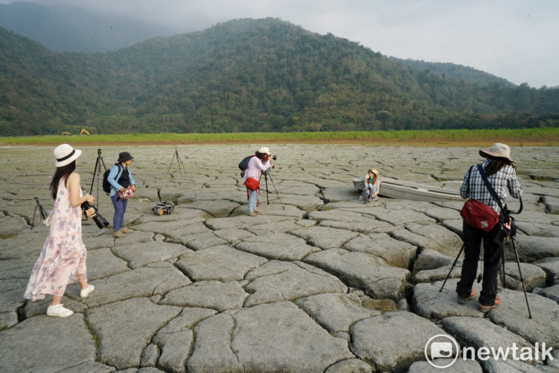 遊客們在日月潭大竹湖一帶已然龜裂的湖底拍攝網美照。   圖：張良一/攝