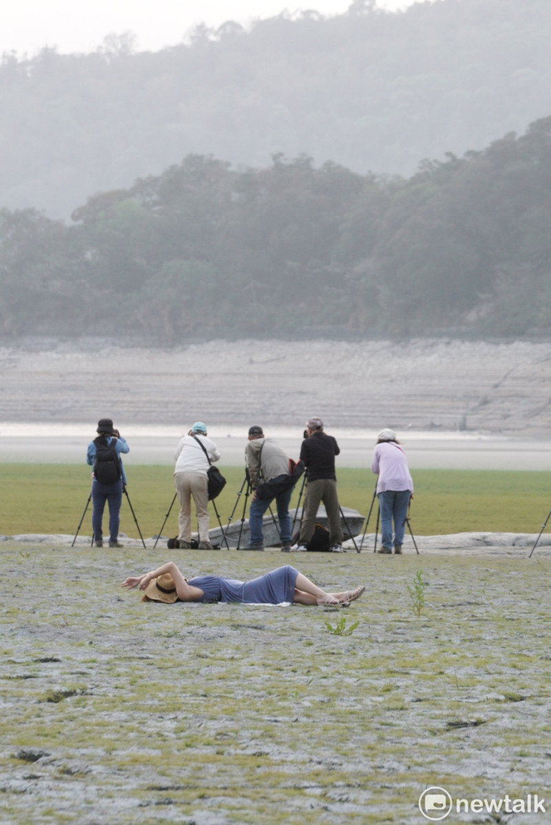 遊客們在日月潭大竹湖一帶已然龜裂的湖底拍攝網美照。   圖：張良一/攝